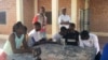 Crianças, adolescentes e adultos no Lar Kudielela, Malanje, Angola