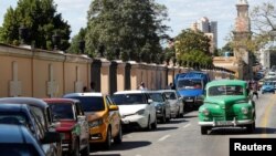 ARCHIVO - Una fila de automóviles espera para adquirir combustible después de que el gobierno pospuso un aumento de cinco veces en los precios de la gasolina para el 1 de febrero, según la viceministra de Economía, Mildrey Granadillo. La Habana, Cuba, el 31 de enero de 2024. 