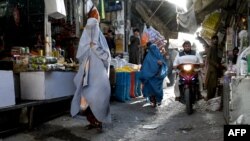 Wanawake wa Afghanistan wakitembea sokoni huko Kandahar Agosti 24, 2024. Picha na Wakil KOHSAR / AFP. 