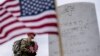 Pripadnik američke vojske na Nacionalnom groblju u Arlingtonu, na području Vašingtona, 25. maja 2023. godine. (Foto: AP/Andrew Harnik)