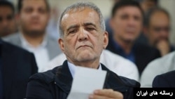 اتخاذ «سیاست شوک درمانی» از سوی دولت مسعود پزشکیان با انتقاد شماری از اقتصاددانان مواجه شده است.