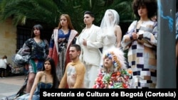 Los vestidos fueron hechos con papel, cartón, lata, vidrio, costales, cáscaras de huevo, colillas de cigarrillo, plástico, entre otros materiales.