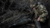 Артилерійські снаряди увійдуть до нового пакету допомоги від Фінляндії Україні. Архівне фото від грудня 2023 року - український військовий готує снаряд 155-мм калібру в Донецькій області, Україна. REUTERS/Viacheslav Ratynskyi