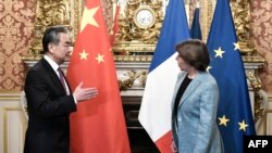法国外交与欧洲事务部长科隆纳在巴黎会晤中共中央外事工作委员会办公室主任王毅。（2023年2月15日）