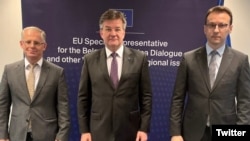 ARHIVA - Specijalni izaslanik EU za dijalog Beograda i Prištine Miroslav Lajčak (u sredini) pozira za zajedničku fotografiju sa pregovaračima Beograda i Prištine, Petrom Petkovićem (levo) i Besnikom Bislimijem, u junu 2022. (Foto: Tviter nalog Miroslava Lajčaka)