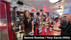 Amada Wihby, copropietaria del Red Arrow Diner, asegura que la energía en el establecimiento durante las primarias es algo "que no puede explicar". Cada cuatro años "tenemos un asiento de primera fila a la democracia", dijo a la VOA.