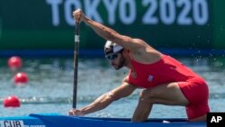 ARCHIVO: Fernando Dayán Jorge Enríquez, de Cuba, compite en la serie masculina de 1.000 m en canoa individual durante los Juegos Olímpicos de verano de 2020, el viernes 6 de agosto de 2021, en Tokio, Japón. 