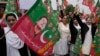Para pengacara pendukung mantan Perdana Menteri Pakistan Imran Khan menggelar protes menentang pemenjaraan Khan dalam aksi di Lahore, Pakistan, pada 7 Agustus 2023. (Foto: AP/K. M. Chaudary)