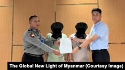အင်တာနက်အွန်လိုင်းကနေ လိမ်လည်မှုတွေမှာ ပါဝင်ပတ်သက်နေတယ်လို့ သံသယရှိရတဲ့သူ တရုတ်နိုင်ငံသား (၂)ဦးကို ရန်ကုန်နိုင်ငံတကာလေဆိပ်မှာ တရုတ်တာဝန်ရှိသူတွေထံ လွှဲပြောင်းနေစဉ်