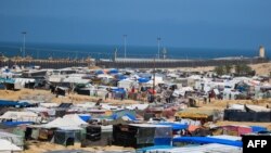 Tenda-tenda didirikan pengungsi Palestina dekat perbatasan dengan Mesir di Rafah, Jalur Gaza selatan. Ekonomi Mesir ikut terdampak oleh konflik di Gaza. 