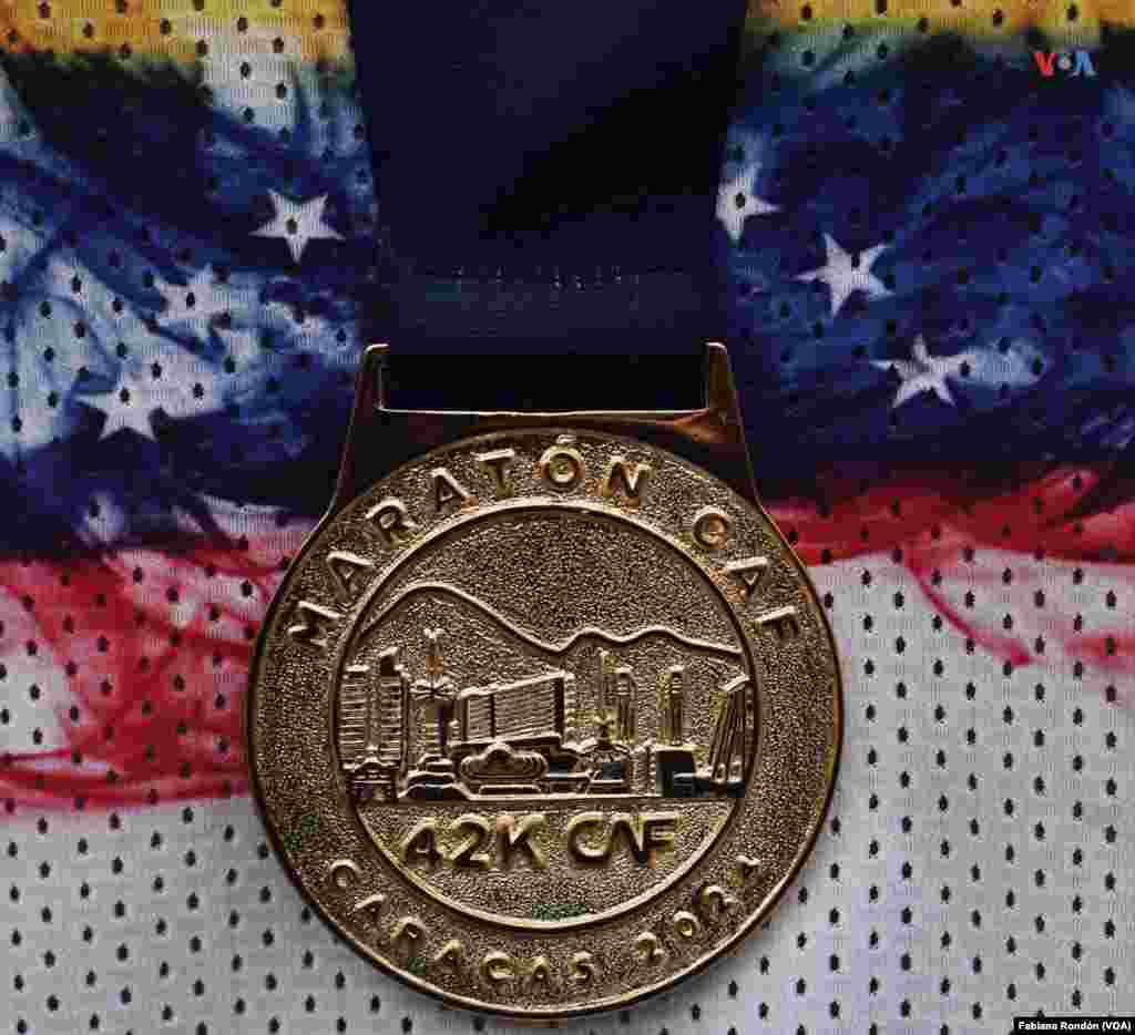 Medalla del Maratón CAF en Caracas muestra El Helicoide, sede del Servicio Bolivariano de Inteligencia Nacional (Sebin), donde se encuentran detenidos varios presos políticos. Los familiares exigieron el retiro de ese símbolo, pero no hubo respuestas a este llamado.