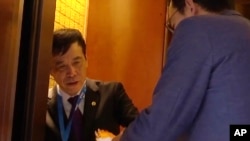 資料照：視頻截圖顯示中國足球協會主席陳戌源在上海進入一個電梯。（2019年10月24日）
