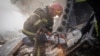Personel darurat Ukraina di lokasi serangan udara Rusia di Khmelnytskyi, Ukraina, 22 Maret 2024. (Layanan Darurat Ukraina via AP)