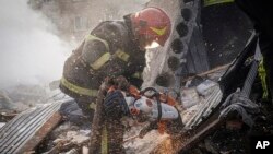 Personel darurat Ukraina di lokasi serangan udara Rusia di Khmelnytskyi, Ukraina, 22 Maret 2024. (Layanan Darurat Ukraina via AP)