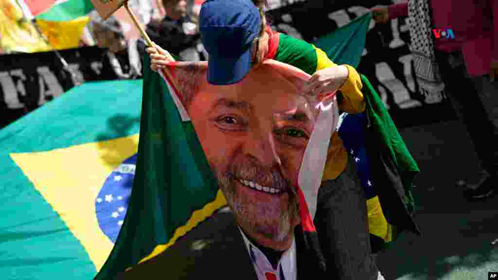 Brasil: Una mujer lleva una toalla de playa con una foto del presidente brasileño Luis Inácio Lula da Silva