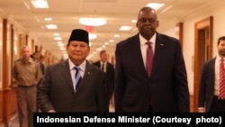 Pertemuan Menteri Pertahanan AS Llyod Austin (kanan) dan Menteri Pertahanan Indonesia Prabowo Subianto di Pentagon hari Kamis (24/8) (courtesy: Kemhan RI). 