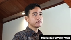Wali Kota Solo dan putra sulung Presiden Joko Widodo, Gibran Rakabuming Raka, Senin, 16 Oktober 2023. (Foto: Yudha Satriawan/VOA)