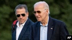 Predsednik Džo Bajden i njegov sin Hanter u Fort Mekneru u Vašingtonu, 25. juna 2023. (Foto: AP/Andrew Harnik)