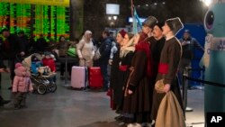 Колядники на Київському вокзалі 21 грудня 2023 року. Вперше з 1917 року, Україна святкуватиме Різдво 25 грудня, замість 7 січня, коли святкує Росія. 