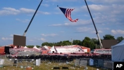 Lokasi kampanye bacapres AS dari Partai Republik, Donald Trump, di Butler, Pennsylvania, tampak lengang dan dipenuhi sampah, Sabtu, 13 Juli 2024, usai insiden penembakan. (Foto: Evan Vucci/AP Photo)