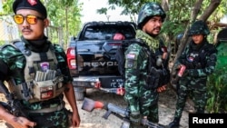 ภาพทหาร ของกองทัพปลดปล่อยชาติกะเหรี่ยง (KNLA) ออกตระเวนเมืยงเมียวดี ที่อยู่ภายใต้การปกครองของกองกำลังฝ่ายต่อต้านของสหภาพแห่งชาติกะเหรี่ยง (KNU) เมื่อ 15 เม.ย. 2567 (Reuters)