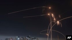 资料照片：以色列铁穹导弹防御系统2023年5月11日对从以色列南部阿什凯伦加沙地带发射的火箭发射拦截弹。一周多以来以哈战事吃紧，2023年10月15日，伊朗媒体报道说，伊朗警告以色列，如果以色列不结束对巴勒斯坦人的侵略，局势将升级。
（美联社图片）
