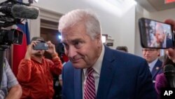 共和党众议员汤姆·埃默2023年10月24日与党内议员会面商讨议长提名人选。