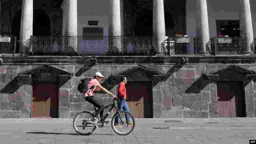 Sin embargo, lo ocurrido en Perú y ahora en Ecuador tiene marcadas diferencias que radican en sus respectivas Constituciones. "En Ecuador el mandatario puede actuar de manera inmediata cuando lo considere necesario", explicó un analista a la Voz de América.