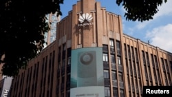 上海华为专卖店外的新手机Mate 60系列广告。（2023年9月8日）