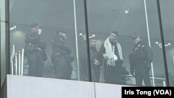 西九龍裁判法院大樓內都有不少軍裝警員駐守。(美國之音 湯惠芸)
