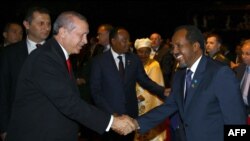 Rais wa Uturuki Recep Tayyip Erdogan (kushoto) akipeana mkono na rais wa Somalia Hassan Sheikh Mohamud Aprili 23, 2015. Picha na ofisi ya habari ya rais wa Ururuki/ AFP 