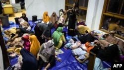Para pengungsi Rohingya yang baru tiba beristirahat di tempat penampungan di Meulaboh, Aceh Barat, 23 Maret 2024. (Foto: Zahlul Akbar/AFP)