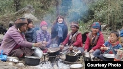 Jurnalis Prancis Vanessa Dognac duduk bersama para pengembara di Nepal, 2021. Menikah dengan pria India, Dognac tinggal di sana lebih dari dua dekade sebelum terpaksa pergi Februari lalu, setelah pihak berwenang India menuduhnya menulis laporan "jahat" dan mencabut visanya.