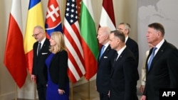 Presiden Latvia Egils Levits, Presiden Slovakia Zuzana Caputova, Presiden AS Joe Biden, Presiden Polandia Andrzej Duda, Presiden Rumania Klaus Iohannis di Istana Kepresidenan di Warsawa pada 22 Februari 2023. (Foto: Mandel NGAN/AFP)