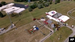 ARCHIVO - El Butler Farm Show, sitio de mitin del republicano Donald Trump, visto el 15 de julio de 2024 en Butler, Pensilvania. Trump fue herido el 13 de julio en el sitio cuando un tirador subió a la parte superior de uno de los edificios a la izquierda.
