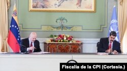 El fiscal jefe de la Corte Penal Internacional, Karim Khan, firma un memorando de entendimiento el 3 de noviembre de 2021 junto al presidente Nicolás Maduro. Ese día, Khan anunció la apertura de una investigación sobre Venezuela por presuntos crímenes de lesa humanidad.