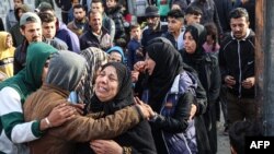 Las mujeres reaccionan después de la destrucción de su casa en un ataque aéreo israelí nocturno en Rafah, en el sur de la Franja de Gaza, el 3 de marzo de 2024.