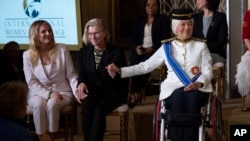 La periodista polaca Bianka Zalewska, a la izquierda, la médica ucraniana Yuliia Paievska, al centro, y el senador de Malasia Datuk Ras Adiba Radzi, durante la ceremonia del Premio Internacional Mujeres de Coraje en la Casa Blanca en Washington, el 8 de marzo de 2023.
