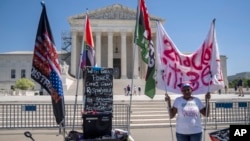 Nadine Seiler, de Waldorf, Maryland, se manifiesta a favor del acceso a las píldoras abortivas el 21 de abril de 2023 frente a la Corte Suprema en Washington, EEUU.