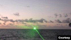 菲律宾海警队公布2023年2月6日中国海警船向菲律宾补给船照射“军用级”激光的照片。