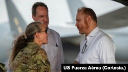 Ciudadano estadounidense evacuado de Sudán al Camp Lemonnier. [Foto cortesía Fuerza Aérea de EEUU].