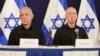 Perdana Menteri Israel Benjamin Netanyahu dan Menteri Pertahanan Yoav Gallant menghadiri konferensi pers di pangkalan militer Kirya di Tel Aviv, Israel, Sabtu, 28 Oktober 2023. (Foto: via AP)