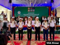 ប្រធាននិងសមាជិកគណបក្ស​ជំនាន់ថ្មីចូលរួម​ពិធីបើកសមាជលើកដំបូងរបស់គណបក្ស នៅខេត្តសៀមរាប នៅថ្ងៃទី៤ ខែមិថុនា ឆ្នាំ២០២៤។ (ហាន ណូយ/វីអូអេ)