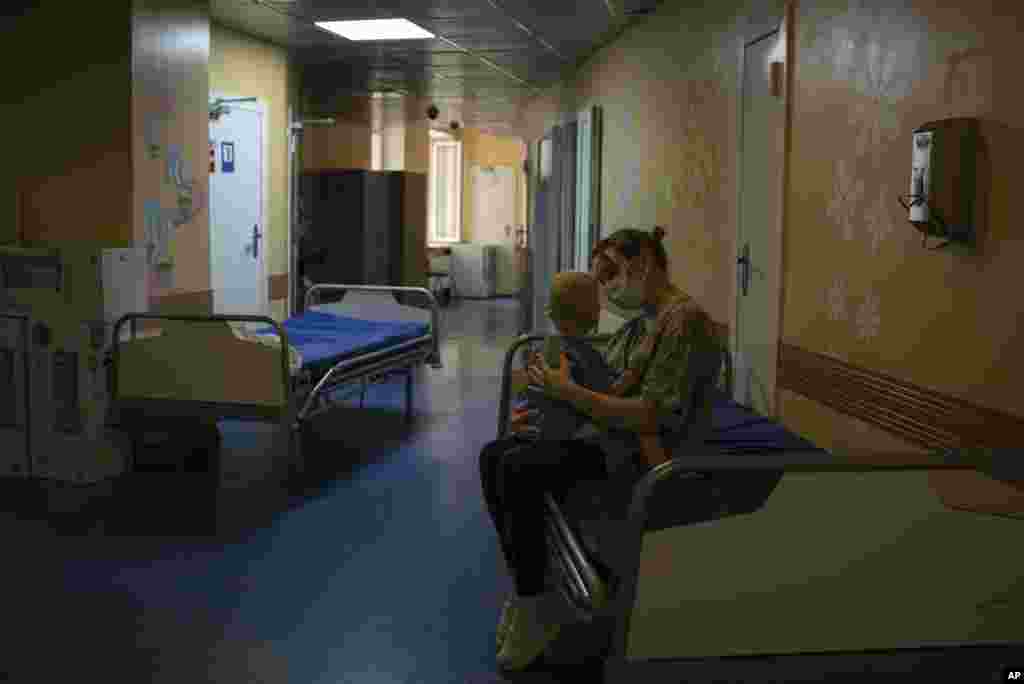 Oksana Halak quiere que su hijo de dos años, Dmytro, que padece leucemia linfoblástica aguda, reciba tratamiento en Alemania. (Foto AP/Alex Babenko)