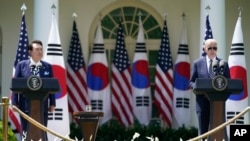 윤석열 한국 대통령과 조 바이든 미국 대통령이 26알 정상회담 후 백악관 로즈 가든에서 기자회견을 하고 있다.