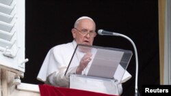 Roma Papası Fransisk Vatikanda dua edir, 29 oktyabr 2023.