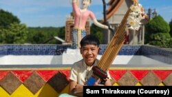ທ້າວ ແດນນີ ພິລາວົງ, ອາຍຸ 11 ປີ, ເປັນຜູ້ເປົ່າແຄນປະຈໍາວົງດົນຕີພື້ນເມືອງຈະເຣີນສິນ.
