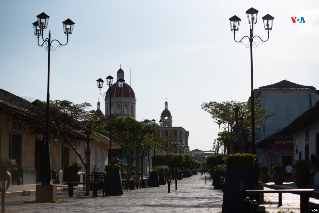 Vista de la famosa Calle La Calzada, parada obligada de turistas y llena de restaurantes, bares y cafeterías. El lugar siempre está concurrido por grupos de mariachis, bandas y marimba.