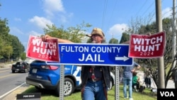 Un simpatizante del expresidente de EEUU, Donald Trump, se manifiesta fuera de la cárcel del condado de Fulton, en Georgia, el 24 de agosto de 2023. 