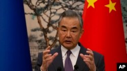2023年10月13日，中国外交部长王毅在北京出席中欧高层战略对话后举行的新闻发布会。(美联社)
